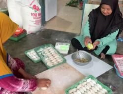 Kegigihan 2 perempuan bersaudara penjual cireng, mengantarnya Berangkat Haji 6 mei