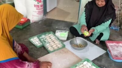 Kegigihan 2 perempuan bersaudara penjual cireng, mengantarnya Berangkat Haji 6 mei