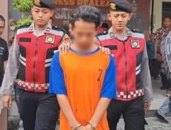 Foto pelaku AA (23)n saat digelandang polisi menuju ruang tahanan Polres Jombang