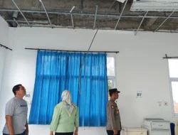 Belum genap 2 tahun dibangun plafon puskesmas ambrol mengenai pasien yang sedang dirawat