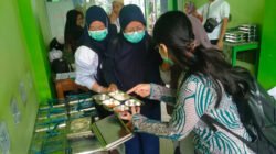 Hari Pertama Program MBG di Jombang Nasinya basi, Buah busuk dan Susu yang dibagikan sudah kadaluarsa