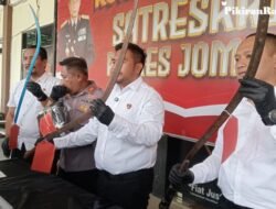 Polres Jombang berhasil membekuk empat remaja bersenjata Clurit serta membawa ‘bondet’ untuk tawuran