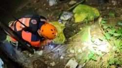 Bayi laki-laki ditemukan mengapung di aliran sungai, di duga korban Pembunuhan.