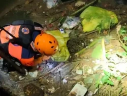 Bayi laki-laki ditemukan mengapung di aliran sungai, di duga korban Pembunuhan.